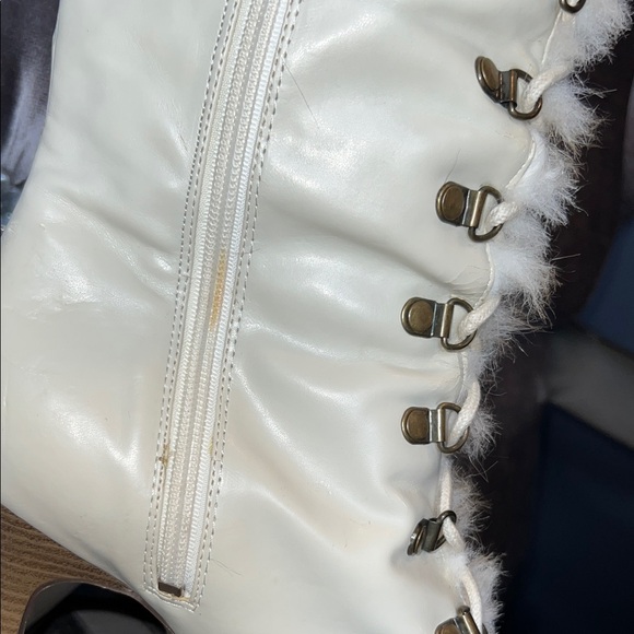 ❄️ LUXE IVORY FAUX FUR LACE-UP COUTURE BOOTS ❄️ - Picture 3 of 9
